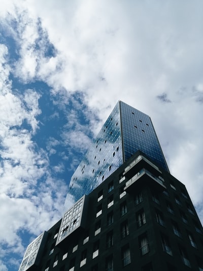 蓝天白云下高层建筑白天低角度摄影
